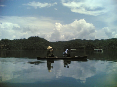 Dayung Perahu (Jukung) di Waduk Penjalin
